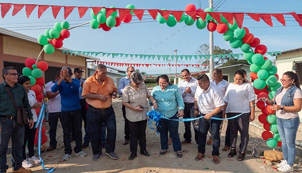 Linda Coello, President and Founder of CEPUDO, cuts the ribbon at the inauguration of the sustainable development in Los Achiotes.
